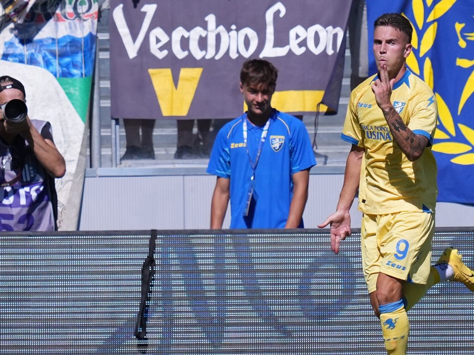 Hráč Antonio Raimondo z Frosinone sa teší z gólu počas zápasu 3. kola talianskej Serie A Frosinone Calcio - Benátky FC.