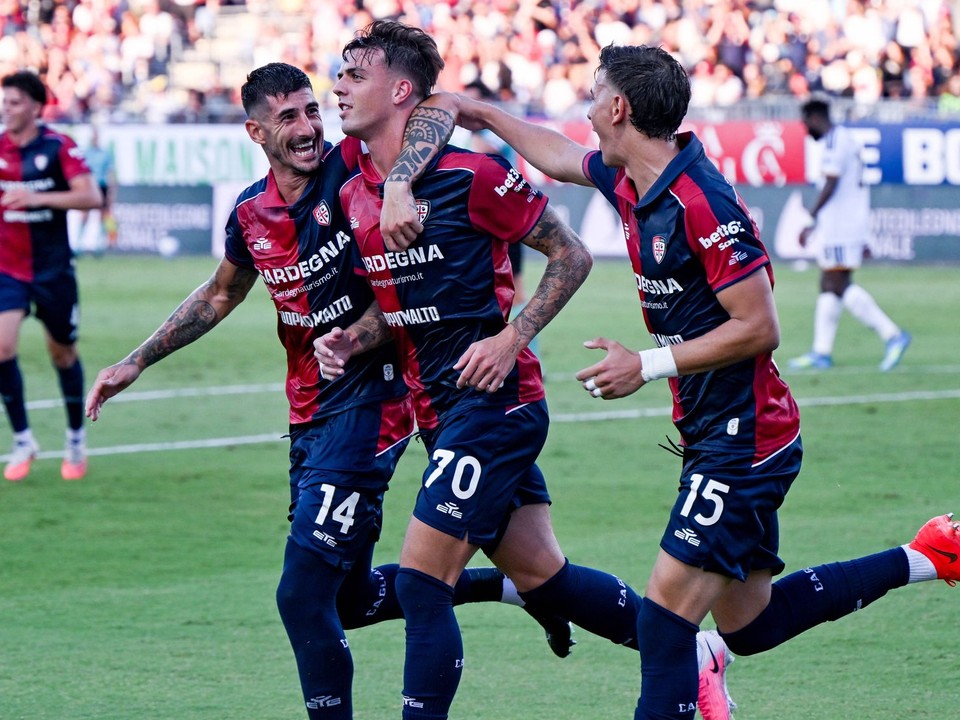 Hráč Cagliari Daniel Maldini (uprostred) oslavuje so spoluhráčmi.