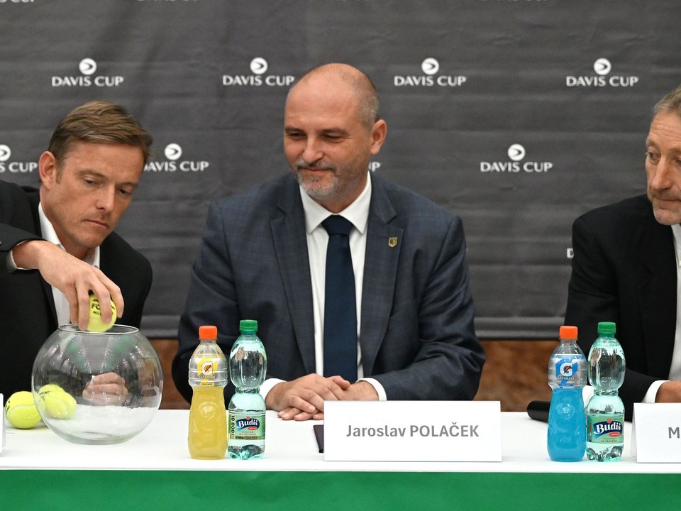 Na snímke zľava hlavný rozhodca turnaja Jiří Adamovský, primátor mesta Košice Jaroslav Polaček a prezident Slovenského tenisového zväzu Miloslav Mečíř počas žrebu zápasu I. svetovej skupiny Davisovho pohára tenistov Slovensko - Grécko.