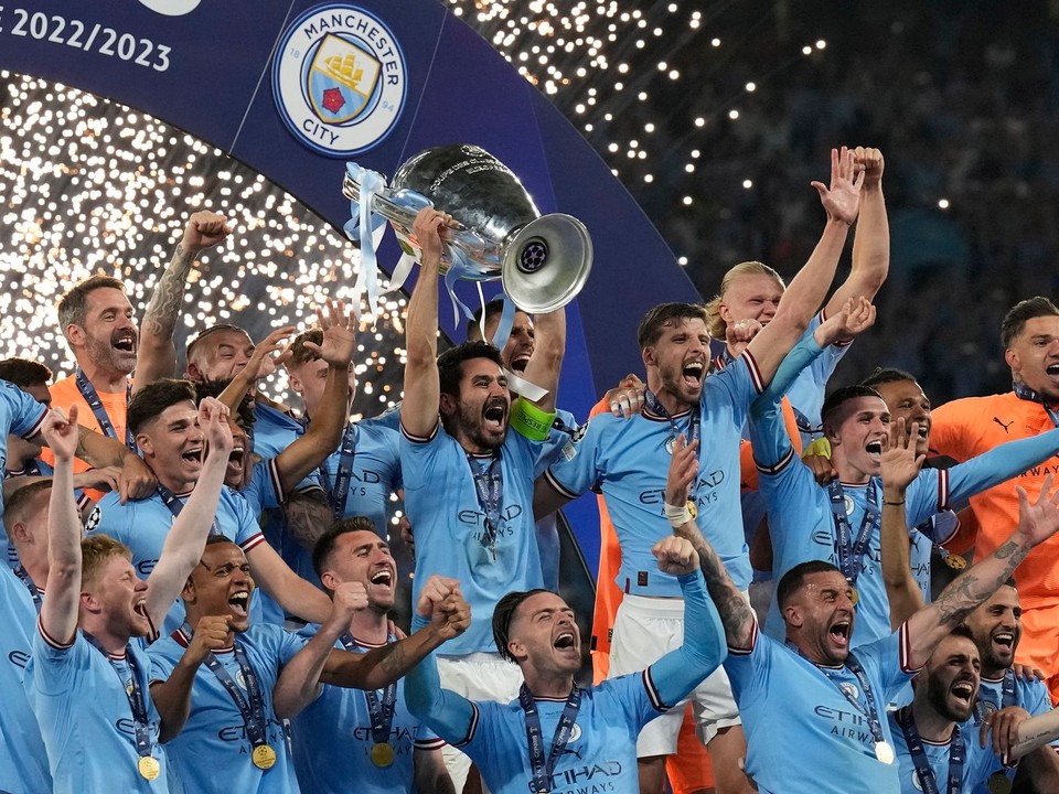 Futbalisti Manchestru City oslavujú titul.