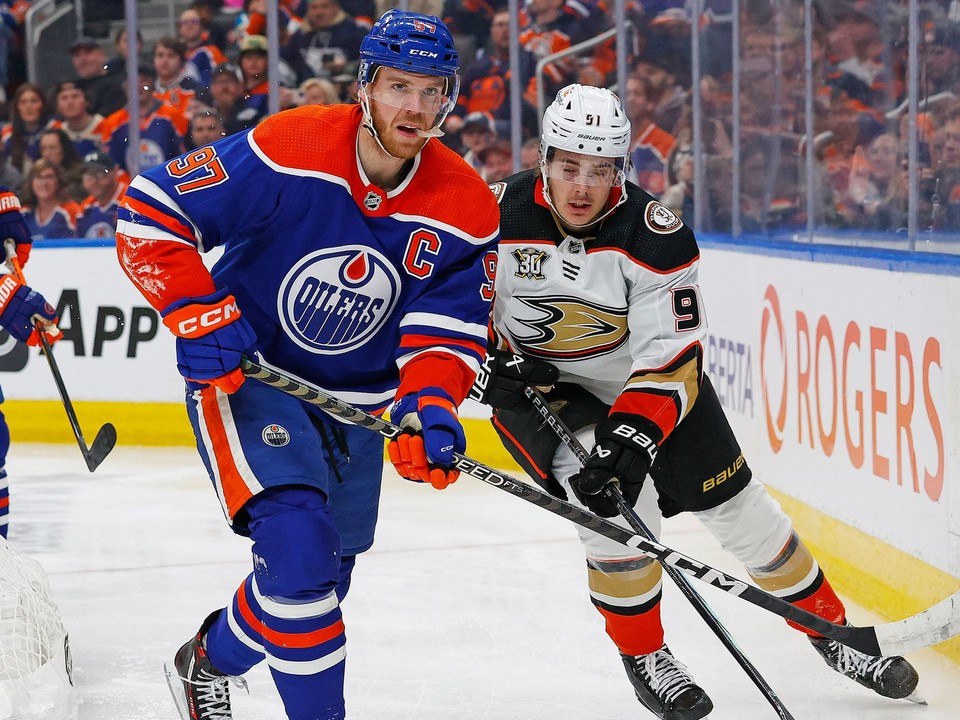 Connor McDavid a Leo Carlsson.