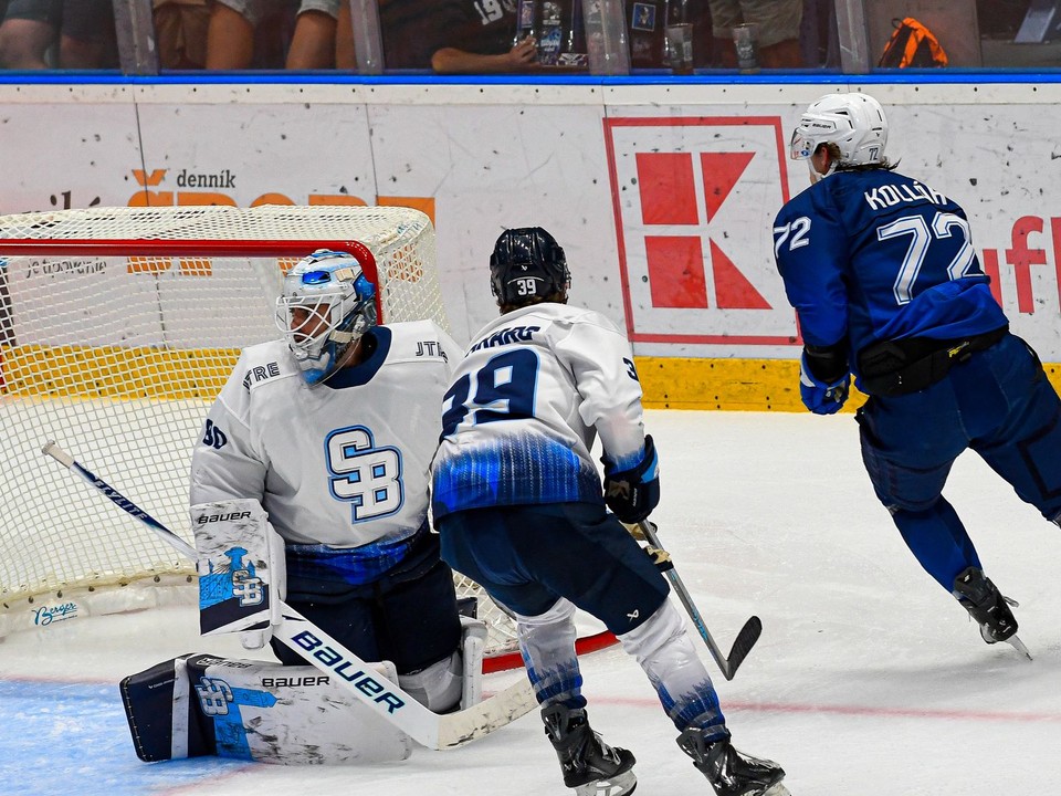 Na snímke zľava brankár Komety Brno Julian Junca, hráč Komety Liam Pecararo a hokejista Slovanu Andrej Kollár v prípravnom zápase HC Slovan Bratislava - HC Kometa Brno.