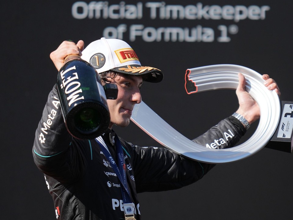Andrea Kimi Antonelli  s trofejou po víťazstve na Veľkej cene Španielska.