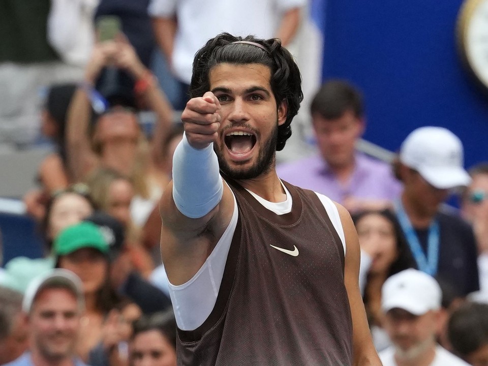 Carlos Alcaraz oslavuje postup do osemfinále na US Open 2026.