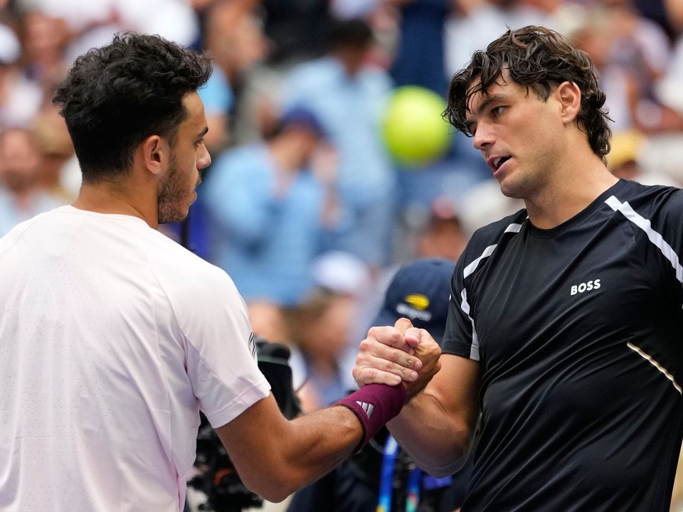 Na snímke argentínsky tenista Francisco Cerundolo (vľavo) si podáva ruku s Američanom Taylorom Fritzom po víťazstve v zápase 3. kola.
