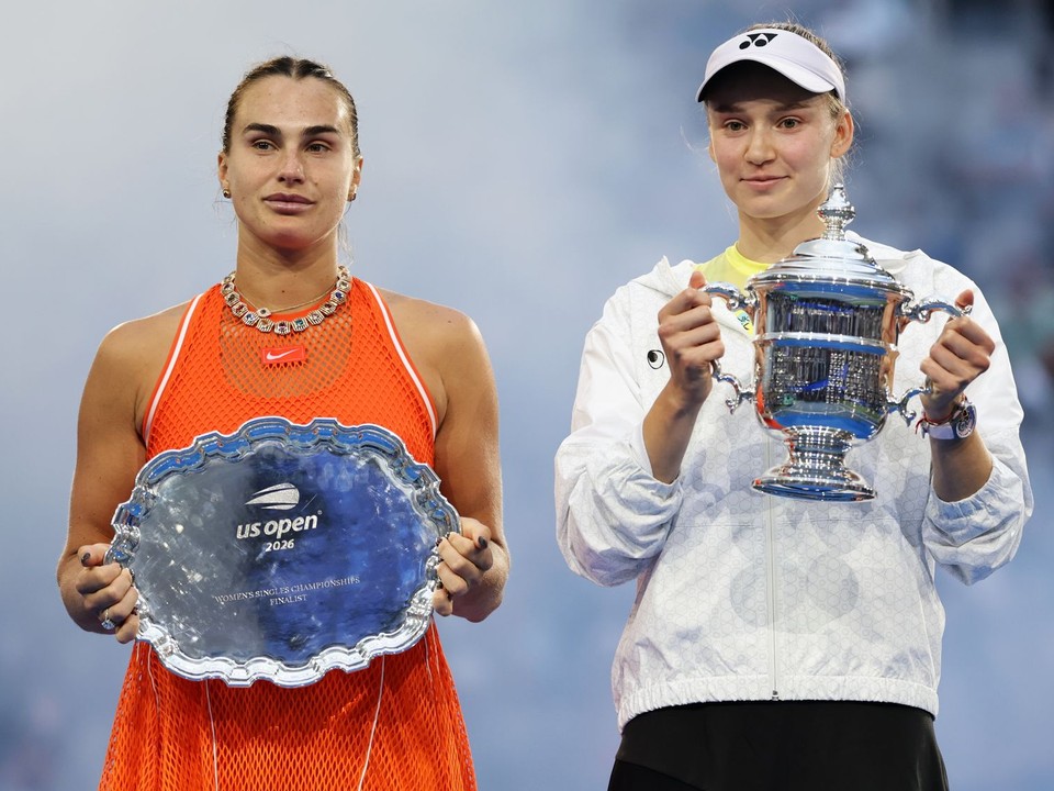 Kazašská tenistka Jelena Rybakinová (vpravo) pózuje s trofejou po jej výhre nad Bieloruskou Arynou Sabalenkovou (vľavo) vo finále dvojhry.