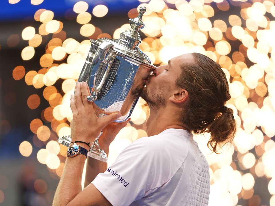 Alexander Zverev s trofejou za víťazstvo na US Open 2026.