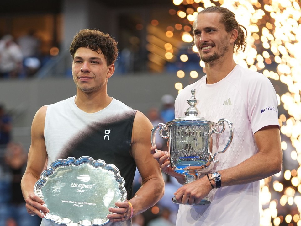 Nemecký tenista Alexander Zverev (vpravo) pózuje s trofejou po triumfe vo finále mužskej dvojhry proti domácemu Američanovi Benovi Sheltonovi (vľavo).