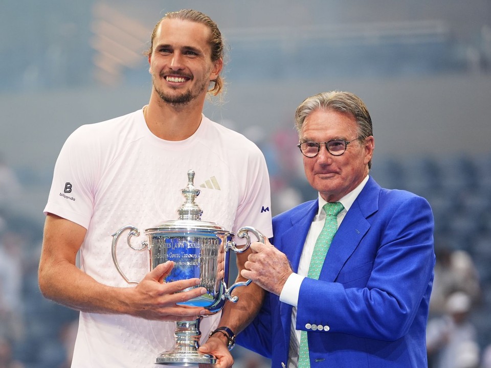 Na snímke bývalý americký tenista Jimmy Connors (vpravo) a nemecký tenista Alexander Zverev.