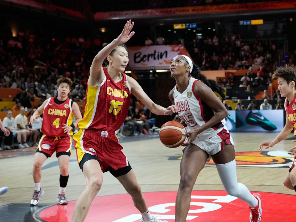 Americká hráčka Angel Reeseová  (uprostred) strieľa na kôš cez brániacu Číňanku Han Xu (vľavo) počas zápasu základnej D-skupiny USA - Čína na majstrovstvách sveta v basketbale žien.