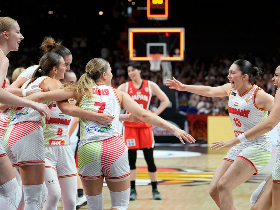 Maďarské basketbalistky oslavujú postup. 