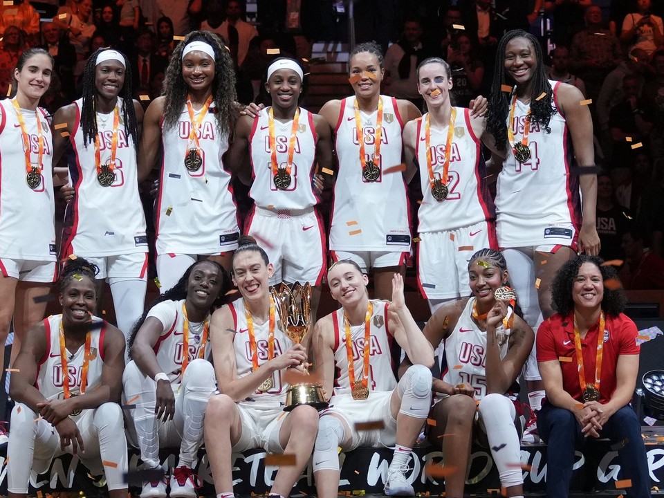 Na snímke americké hráčky pózujú na pódiu po výhre vo finálovom dueli USA - Francúzsko na majstrovstvách sveta v basketbale žien v Berlíne.