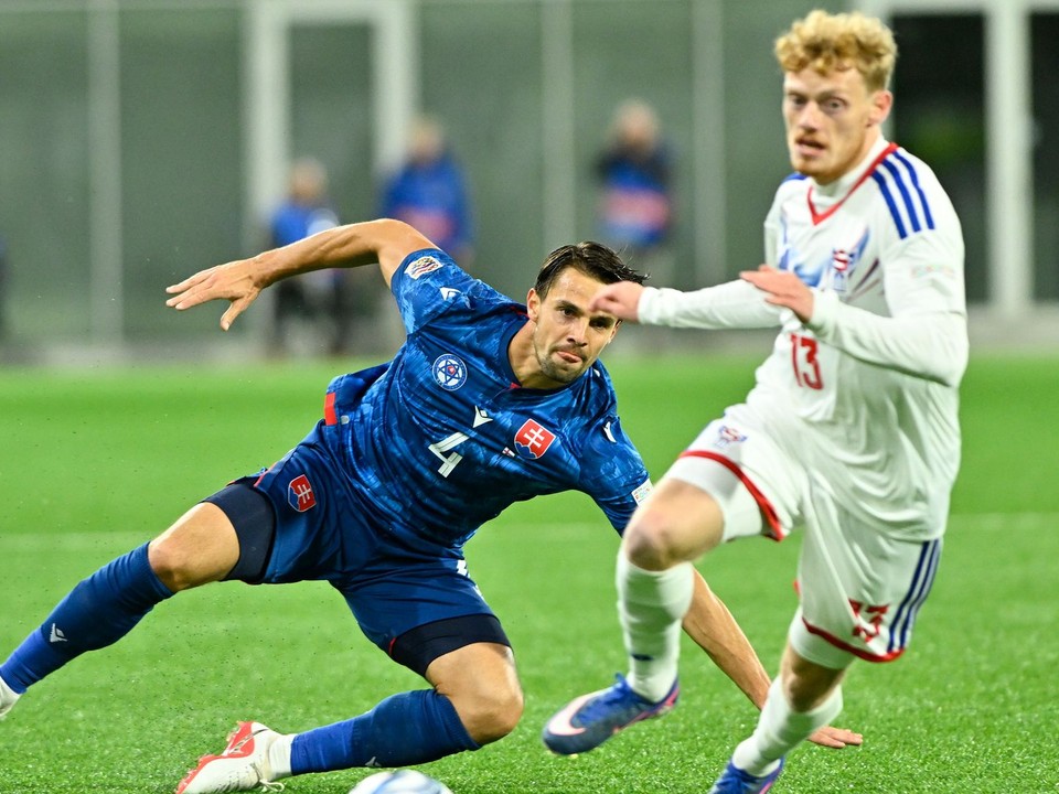 Martin Valjent (Slovensko) a Martin Agnarsson (Faerské ostrovy) počas zápasu C-divízie Ligy národov Faerské ostrovy - Slovensko.