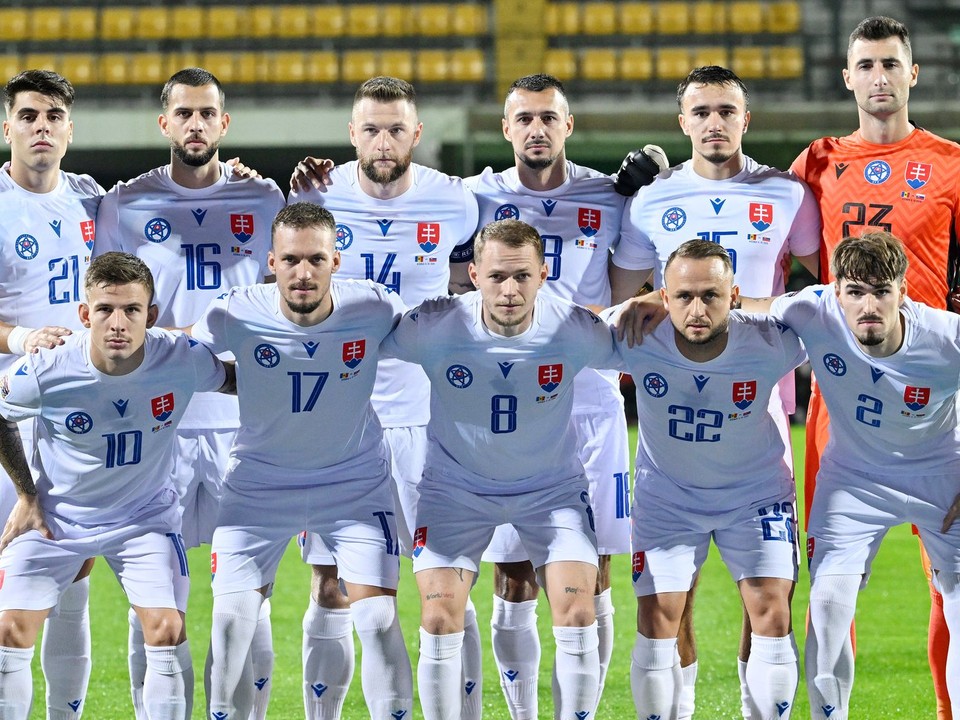 Na snímke základná jedenástka hráčov Slovenska pózuje pred zápasom C-divízie Ligy národov Moldavsko - Slovensko.