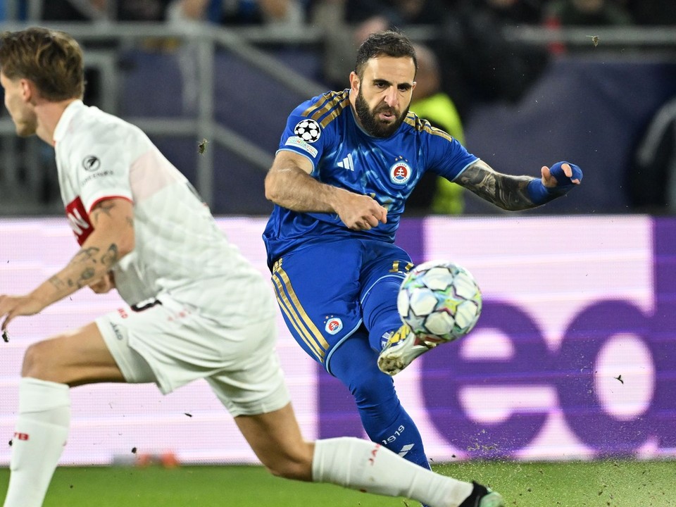 Na snímke sprava Tigran Barseghjan (Slovan) a  Ramon Hendriks (Stuttgart) počas zápasu 2. kola ligovej fázy Ligy majstrov ŠK Slovan Bratislava - VfB Stuttgart 14. októbra 2026 v Bratislave.