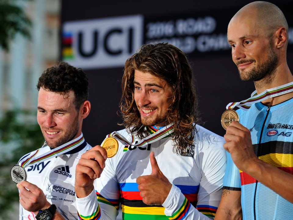 Zľava Mark Cavendish, Peter Sagan a Tom Boonen pózujú s medailami z MS v cyklistike 2016.