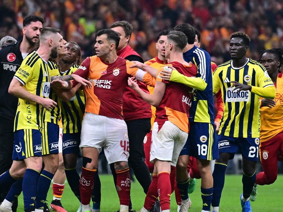 Milan Škriniar (tretí zľava) sa zapája do potýčky medzi futbalistami Galatasaray Istanbul (červené dresy) a Fenerbahce Istanbul (žlté dresy). 