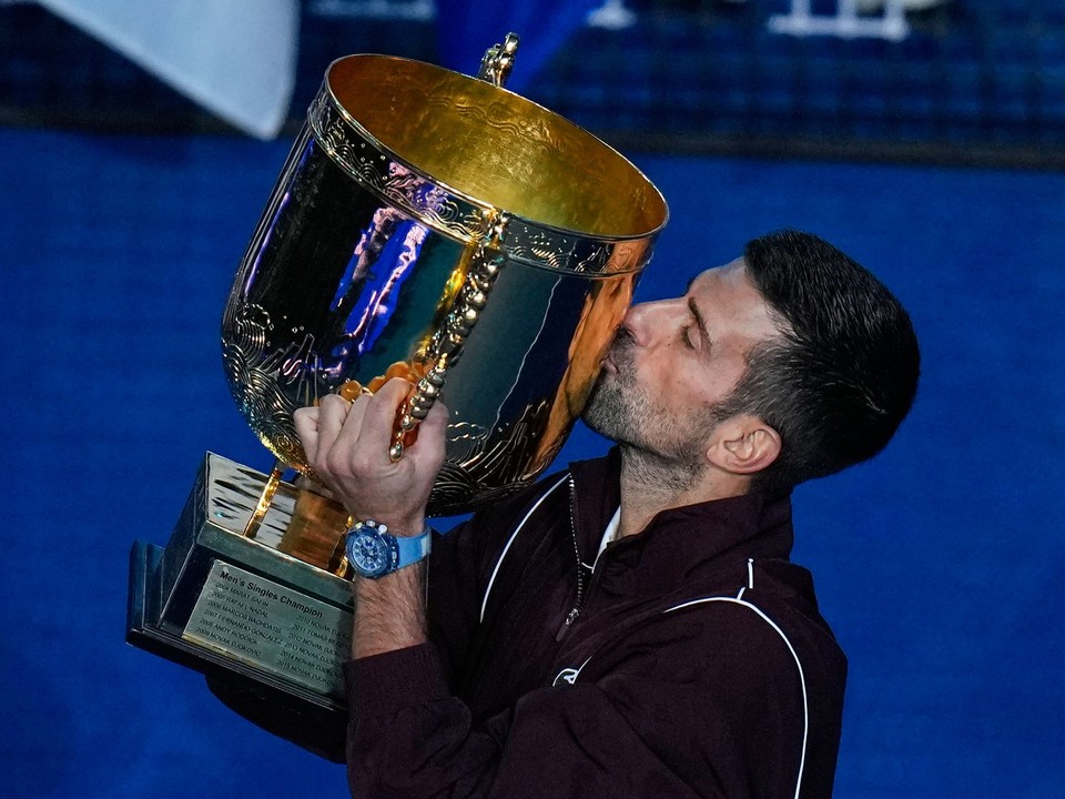 Srbský tenista Novak Djokovič bozkáva trofej po výhre finálového zápasu mužskej dvojhry proti Austrálčanovi Alexovi De Minaurovi na turnaji ATP v Pekingu.