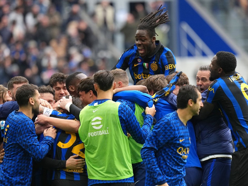 Hráči Interu Miláno sa tešia z výhry v zápase 8. kola Serie A.