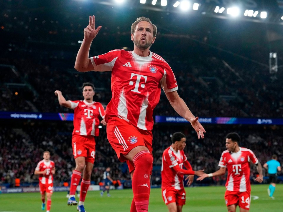 Harry Kane sa teší so spoluhráčmi Bayernu.