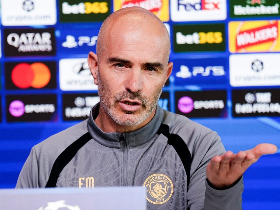 Tréner Enzo Maresca počas tlačovej konferencie.