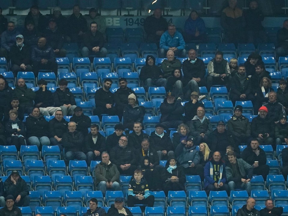 Poloprázdna tribúna počas duelu Manchester City - AEK Atény.