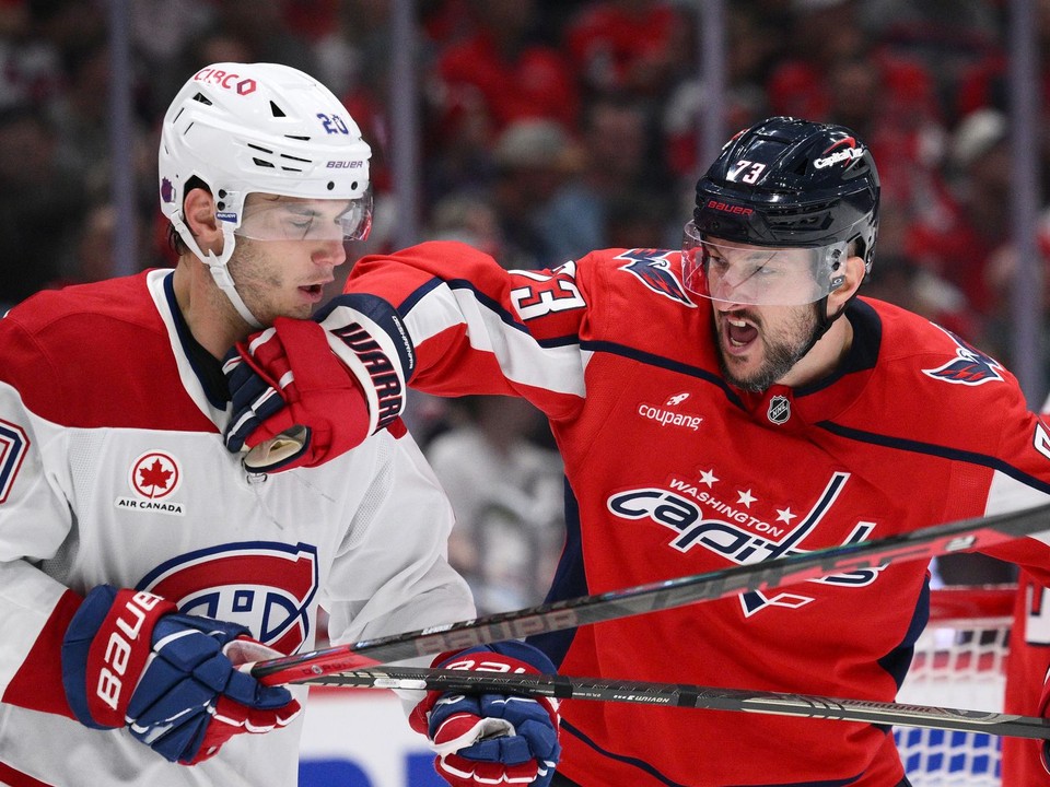 Ľavé krídlo Juraj Slafkovský (20) z Montrealu Canadiens a Vincent Desharnais z Washingtonu Capitals.
