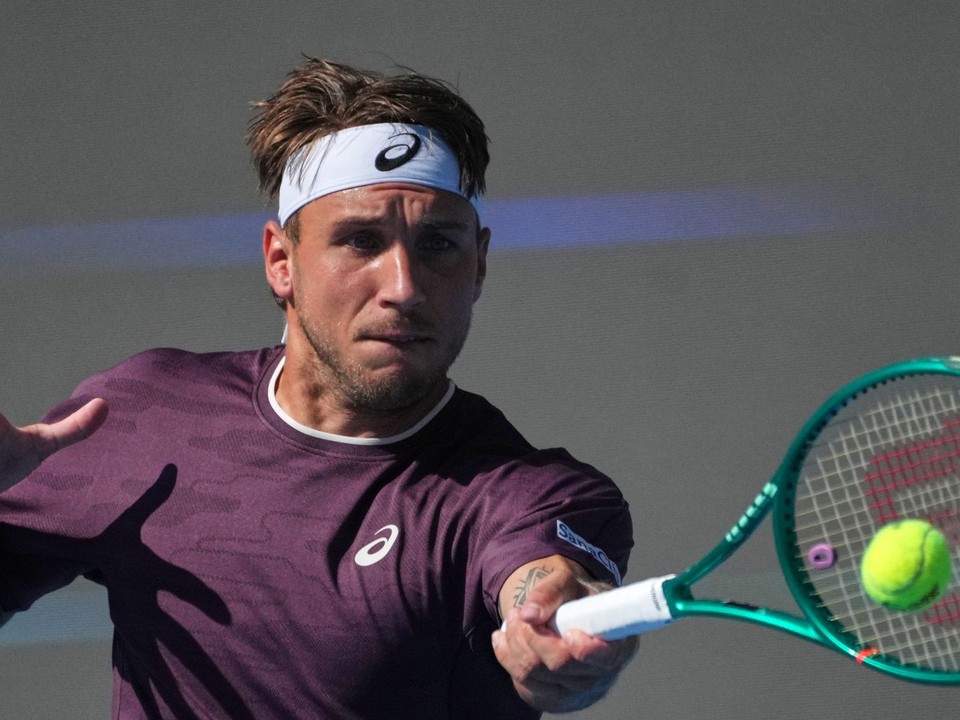 Na snímke slovenský tenista Alex Molčan odvracia úder Karena Chačanova z Ruska počas zápasu 2. kola mužskej dvojhry na turnaji ATP v Pekingu.