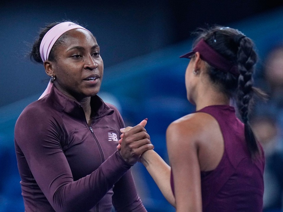 Na snímke americká tenistka Coco Gauffová (vľavo) a Číňanka Sin-žan Sun si podávajú ruky po skončení zápasu 3. kola ženskej dvojhry na turnaji WTA v Pekingu.