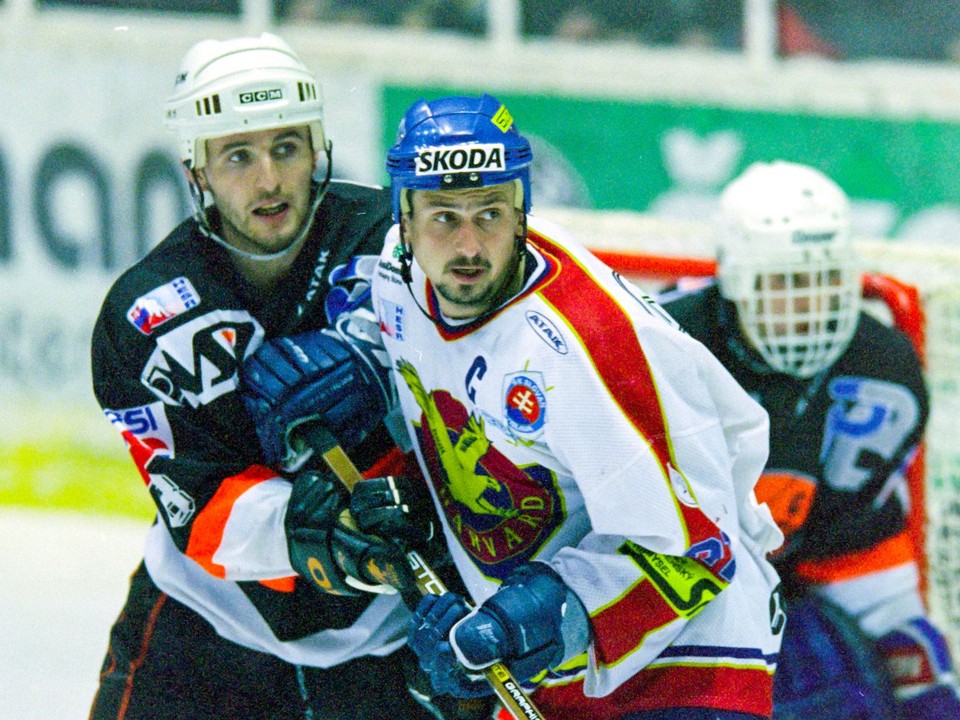 Stanislav Jasečko (vľavo) a Zdeno Cíger v zápase o titul medzi Slovanom Bratislava a HC Košice v sezóne 1997/98.