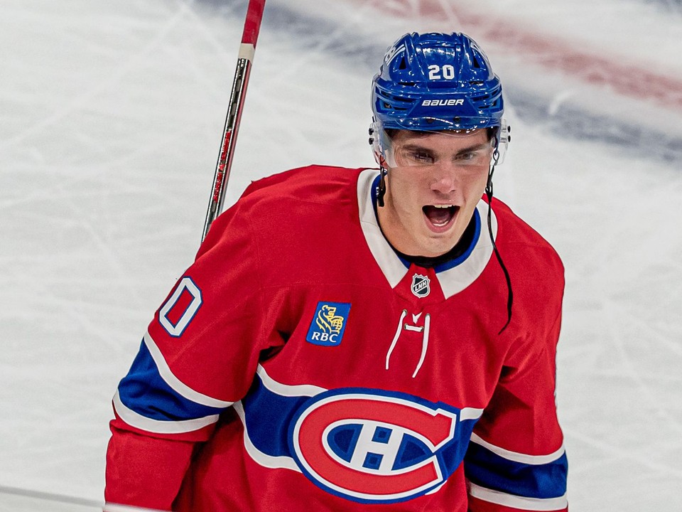 Juraj Slafkovský v prvom domácom zápase novej sezóny NHL. Montreal podľahol Carolina 4:6. 