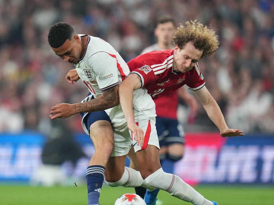 Morgan Rogers (vľavo) z Anglicka a Alex Král z Česka bojujú o loptu v zápase A-divízie Ligy národov vo futbale Anglicko - Česko v Londýne.