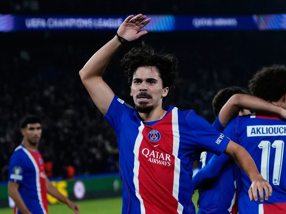 Vitinha oslavuje gól PSG do siete Barcelony.