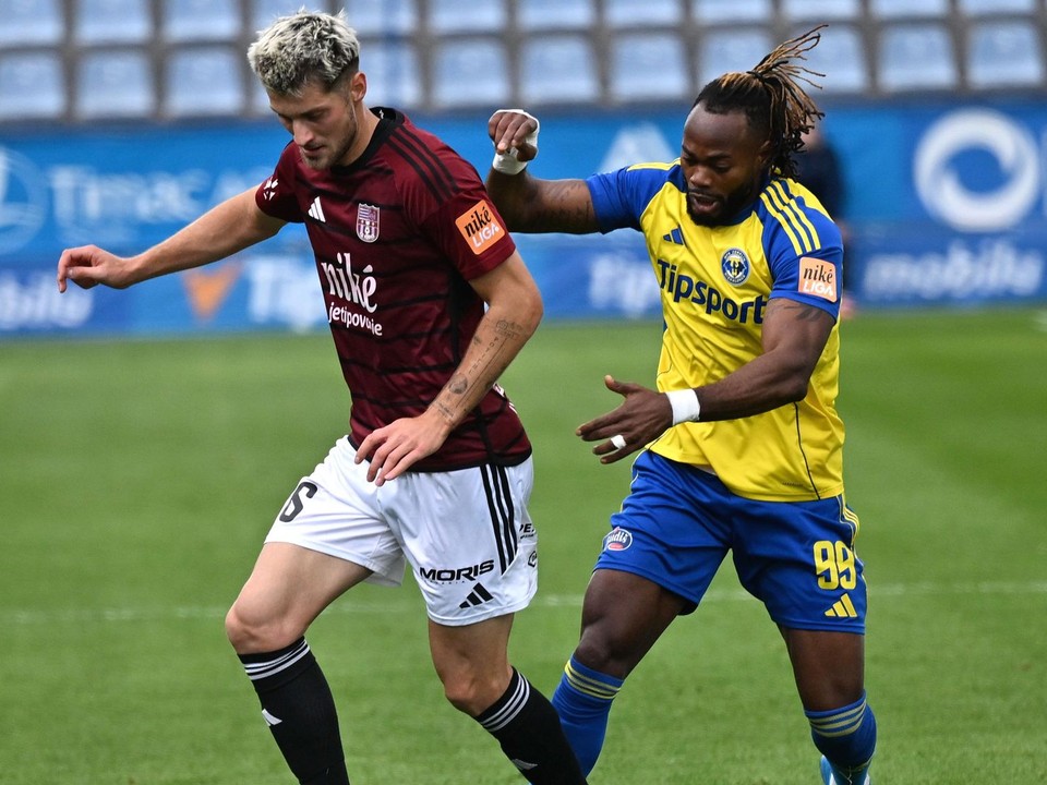 Sebastian Kóša (Košice) a Elvis Mashike (Michalovce) bojujú o loptu v zápase 11. kola futbalovej Niké ligy MFK Zemplín Michalovce - FC Košice.