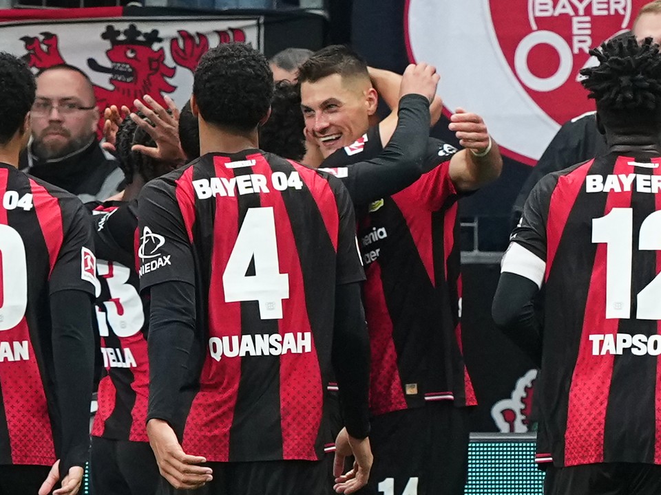 Patrik Schick sa raduje so spoluhráčmi Leverkusenu.