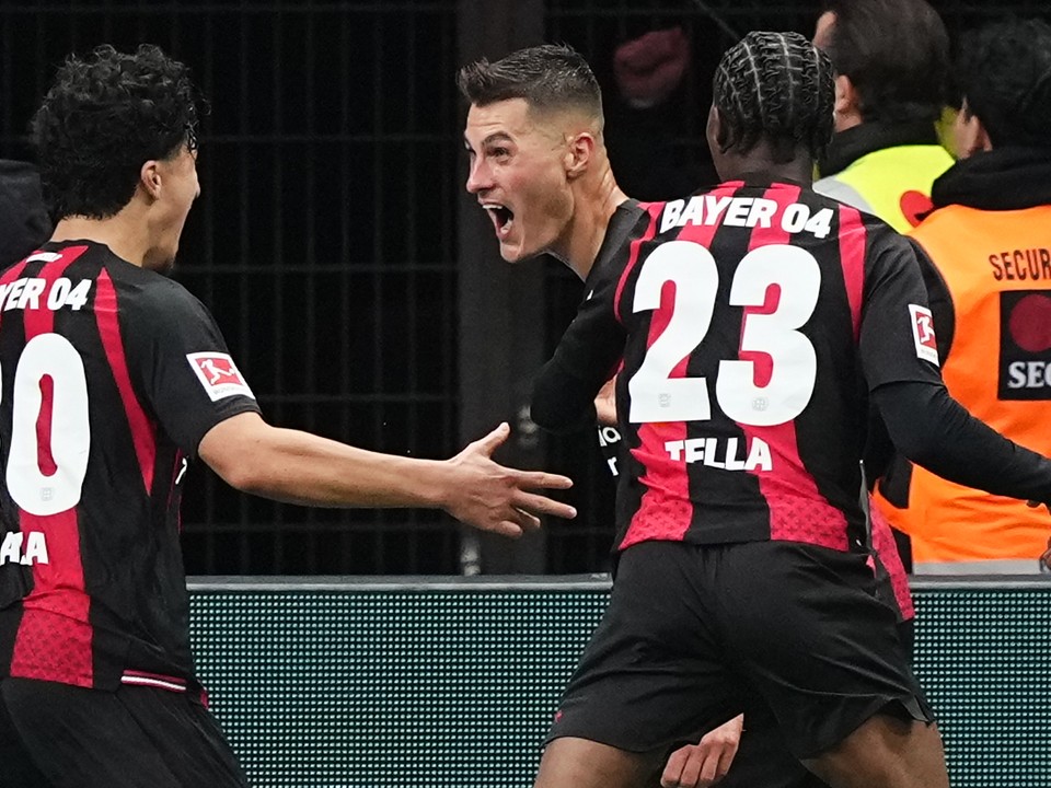 V strede Patrik Schick oslavuje gól.