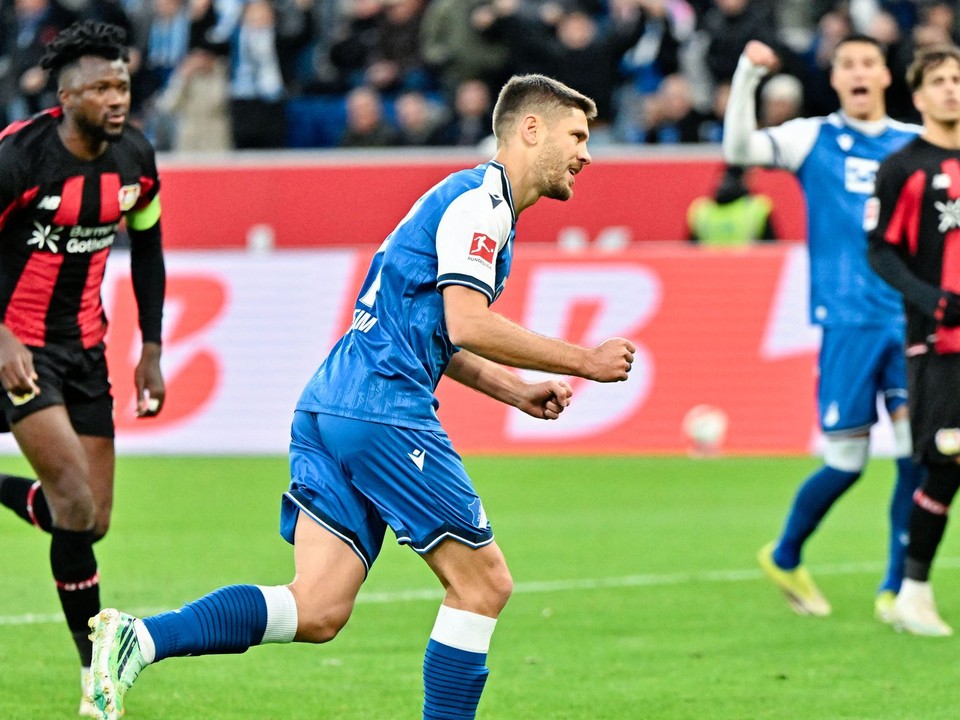 Chorvátsky futbalista Kramarič oslavuje gól do sete Leverkusenu.