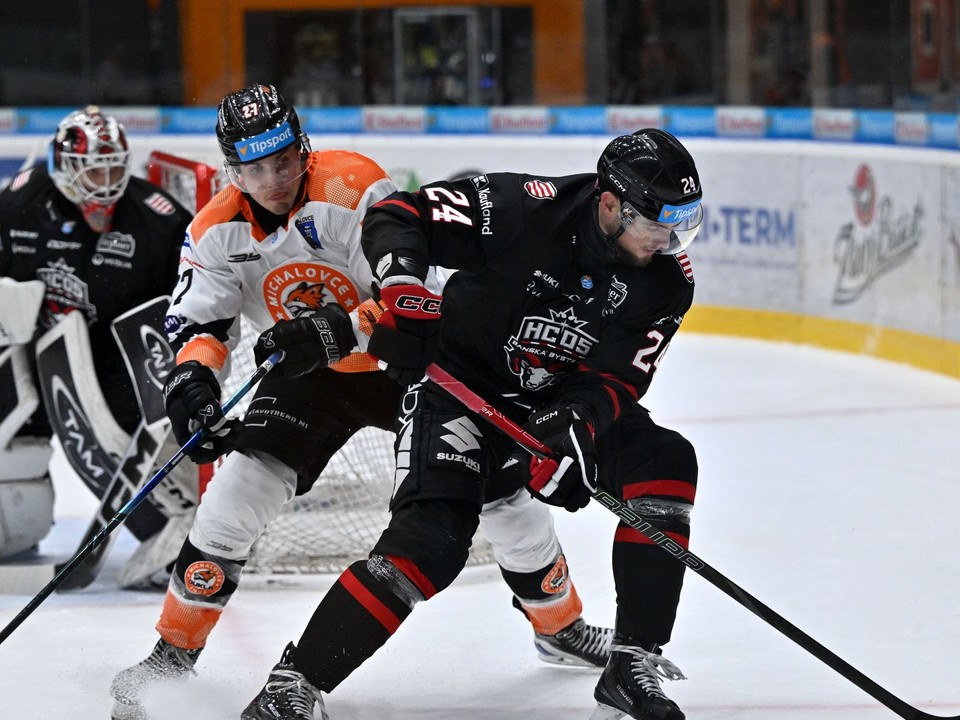 Lucas Edmonds (Michalovce) a Tomáš Zigo (Banská Bystrica) v zápase 11. kola hokejovej Tipsport ligy HK Dukla Michalovce - HC '05 TAM Banská Bystrica.