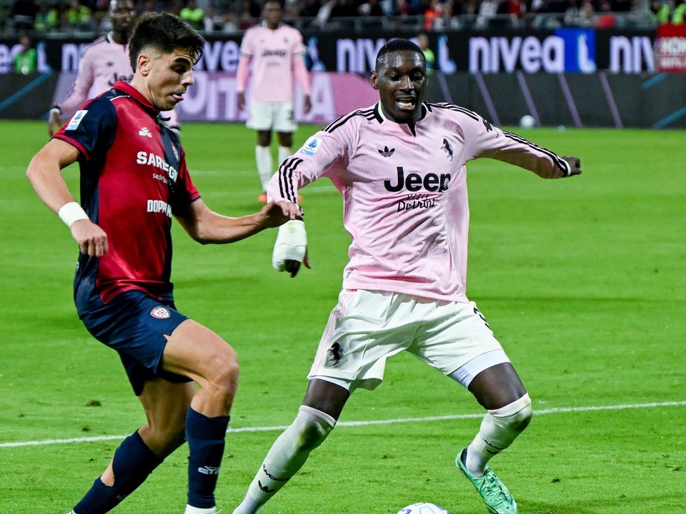 Slovenský obranca Adam Obert (vľavo) z Cagliari a Kolo Muani z Juventusu Turín počas zápasu 6. kola talianskej Serie A Cagliari Calcio - Juventus Turín.