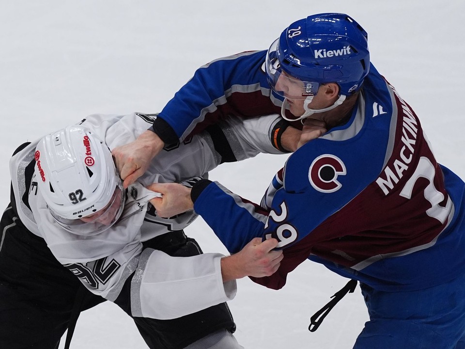 Hráč Colorada Avalanche Nathan MacKinnon (vpravo) počas bitky s obrancom Bradtom Clarkeom v zápase zámorskej NHL Colorado Avalanche – Los Angeles Kings.