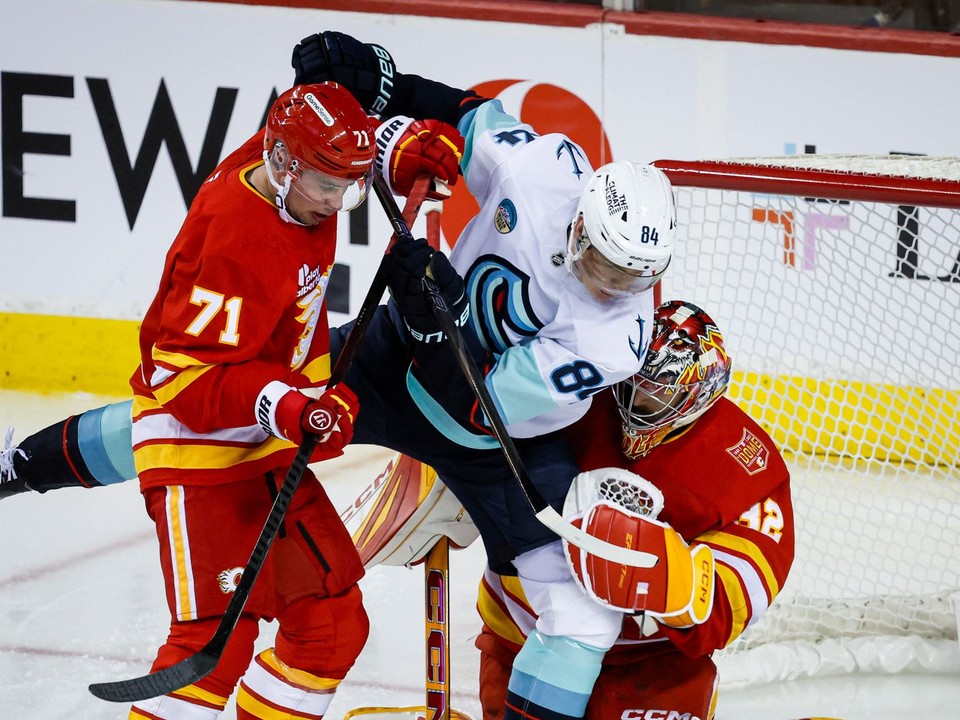 Šimon Nemec v drese Calgary Flames.