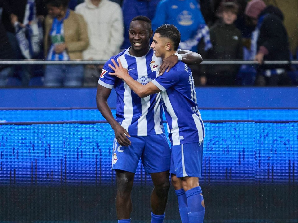 Deportivo La Coruna oslavuje gól. 