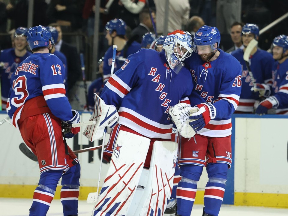 Na snímke hokejista New Yorku Rangers Marcus Pettersson (26) sa teší z gólu, ktorý strelil brankár Rangers Igor Šesterkin v zápase NHL New York Rangers - Tampa Bay Lightning.