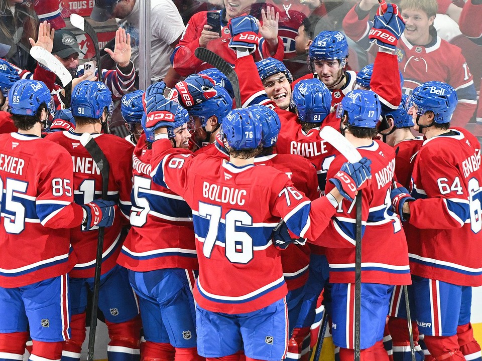 Slovenský hokejista Montrealu Canadiens Juraj Slafkovský (20) sa teší so spoluhráčmi z víťazného gólu, ktorý strelil Cole Caufield v predĺžení.