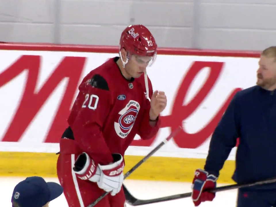 Juraj Slafkovský predčasne ukončil štvrtkový tréning po tom, čo ho zaiahol puk do tváre.
