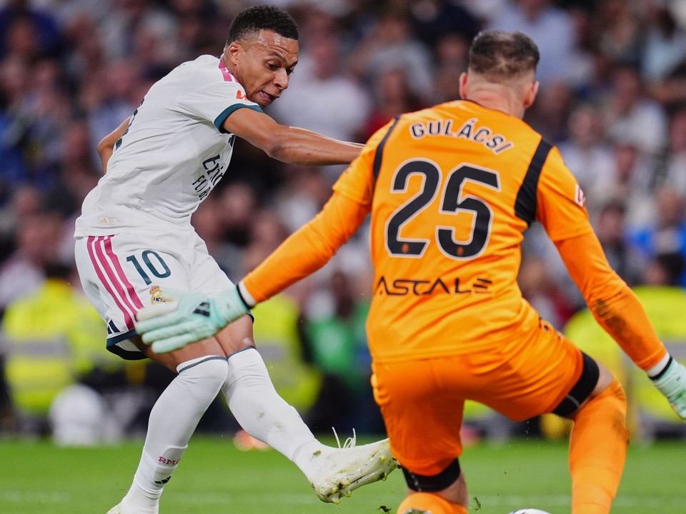 Brankár Villarrealu Peter Gulacsi v zápase proti Realu Madrid.
