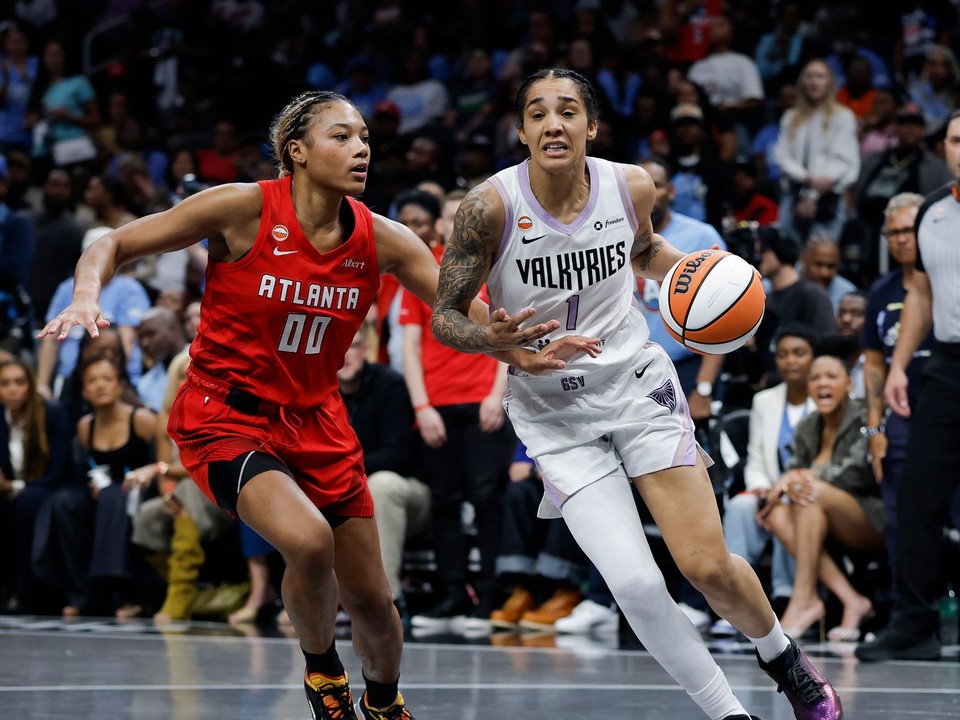 Gabby Williams a Naz Hillmon.