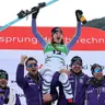 Nemecká lyžiarka Emma Aicherová oslavuje so svojím tímom triumf v super-G v Soldeu 2026.