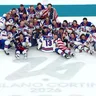 Americkí hokejisti pózujú po finále olympijského turnaja v hokeji medzi Kanadou a USA (1:2 po predĺžení).