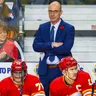 Tréner Calgary Ryan Huska, vľavo dole slovenský útočník Martin Pospíšil. 
